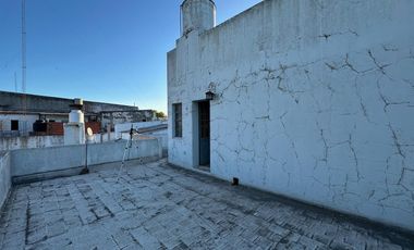Casa y Local en Urquiza y Aguado - Amplio terreno