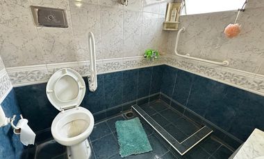 Casa y Local en Urquiza y Aguado - Amplio terreno