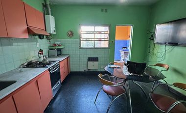 Casa y Local en Urquiza y Aguado - Amplio terreno