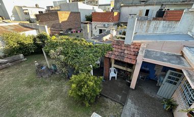 Casa y Local en Urquiza y Aguado - Amplio terreno