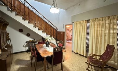 Casa y Local en Urquiza y Aguado - Amplio terreno