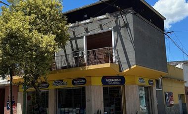 Casa y Local en Urquiza y Aguado - Amplio terreno