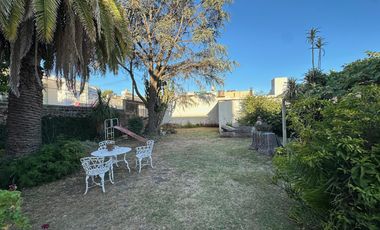 Casa y Local en Urquiza y Aguado - Amplio terreno