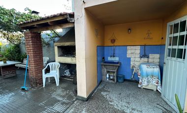 Casa y Local en Urquiza y Aguado - Amplio terreno