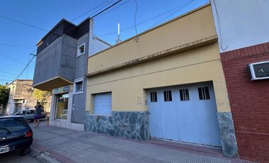 Casa y Local en Urquiza y Aguado - Amplio terreno