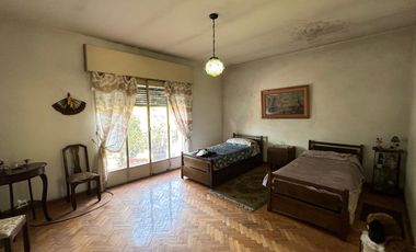 Casa y Local en Urquiza y Aguado - Amplio terreno