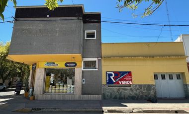 Casa y Local en Urquiza y Aguado - Amplio terreno