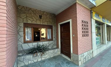 Casa y Local en Urquiza y Aguado - Amplio terreno