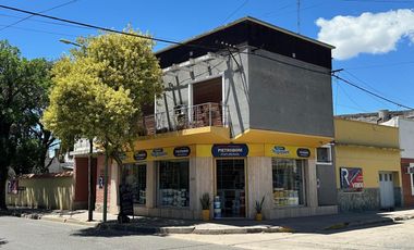 Casa y Local en Urquiza y Aguado - Amplio terreno