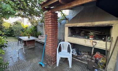 Casa y Local en Urquiza y Aguado - Amplio terreno