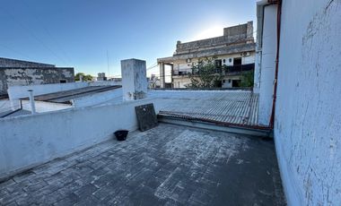 Casa y Local en Urquiza y Aguado - Amplio terreno