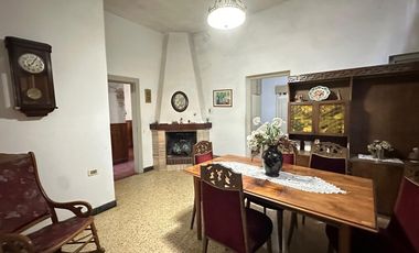 Casa y Local en Urquiza y Aguado - Amplio terreno