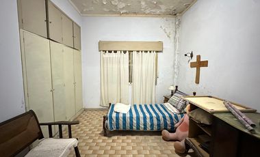 Casa y Local en Urquiza y Aguado - Amplio terreno