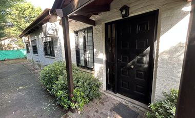 CASA A LA VENTA EN FUNES 3 DORMITORIOS AMPLIO PATIO Y PISCINA