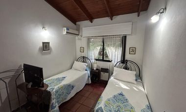 CASA A LA VENTA EN FUNES 3 DORMITORIOS AMPLIO PATIO Y PISCINA