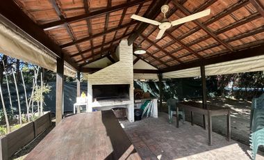 CASA A LA VENTA EN FUNES 3 DORMITORIOS AMPLIO PATIO Y PISCINA