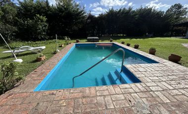 CASA A LA VENTA EN FUNES 3 DORMITORIOS AMPLIO PATIO Y PISCINA