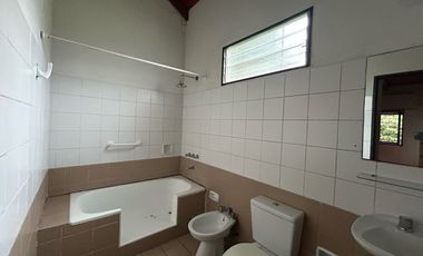 CASA A LA VENTA EN FUNES 3 DORMITORIOS AMPLIO PATIO Y PISCINA