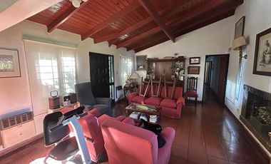 CASA A LA VENTA EN FUNES 3 DORMITORIOS AMPLIO PATIO Y PISCINA