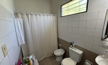 CASA A LA VENTA EN FUNES 3 DORMITORIOS AMPLIO PATIO Y PISCINA