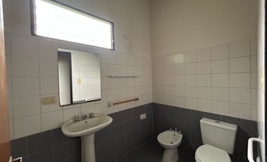 CASA A LA VENTA EN FUNES 3 DORMITORIOS AMPLIO PATIO Y PISCINA