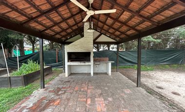 CASA A LA VENTA EN FUNES 3 DORMITORIOS AMPLIO PATIO Y PISCINA