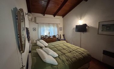 CASA A LA VENTA EN FUNES 3 DORMITORIOS AMPLIO PATIO Y PISCINA