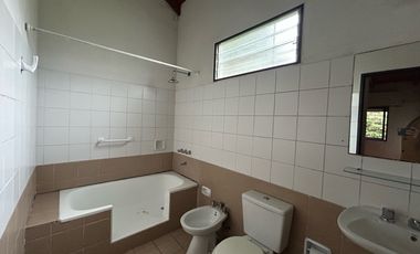 CASA A LA VENTA EN FUNES 3 DORMITORIOS AMPLIO PATIO Y PISCINA