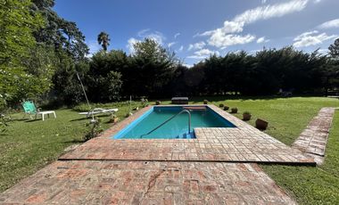 CASA A LA VENTA EN FUNES 3 DORMITORIOS AMPLIO PATIO Y PISCINA