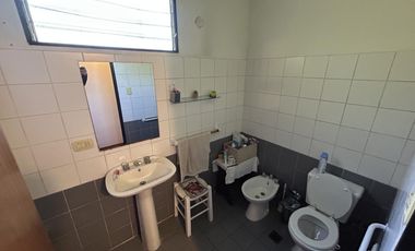 CASA A LA VENTA EN FUNES 3 DORMITORIOS AMPLIO PATIO Y PISCINA