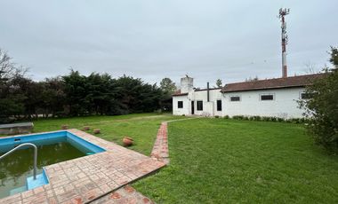 CASA A LA VENTA EN FUNES 3 DORMITORIOS AMPLIO PATIO Y PISCINA