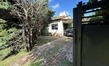 CASA A LA VENTA EN FUNES 3 DORMITORIOS AMPLIO PATIO Y PISCINA