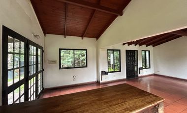 CASA A LA VENTA EN FUNES 3 DORMITORIOS AMPLIO PATIO Y PISCINA