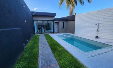 Casa en venta - 3 Dormitorios 4 Baños - Almirante Brown