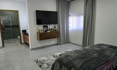 Propiedad con alberca en Los Robles