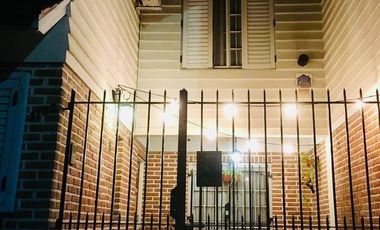 Casa en venta - 3 Dormitorios 2 Baños - 130Mts2 - Lanús