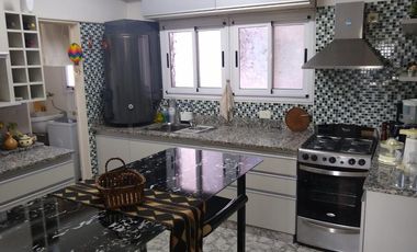 Departamento de 3 ambientes en semipiso con cochera opcional en Del Valle Iberlucea 4521.-