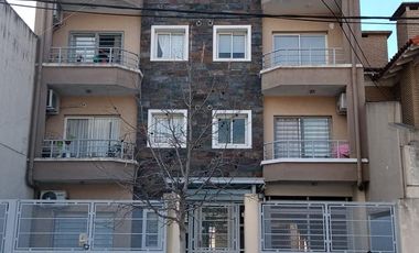 Departamento con balcon y cochera!