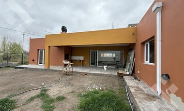 Venta casa 3 dormitorios - Barrio Los Sauces– Fernández Oro