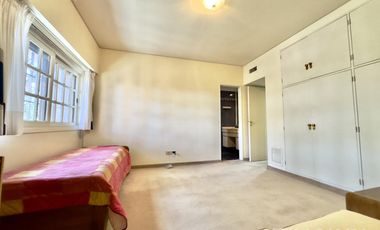 CASA VENTA ACASSUSO 9 AMBIENTES JARDIN PISCINA COCHERA