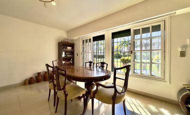 CASA VENTA ACASSUSO 9 AMBIENTES JARDIN PISCINA COCHERA