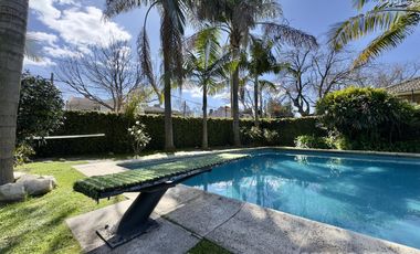 CASA VENTA ACASSUSO 9 AMBIENTES JARDIN PISCINA COCHERA