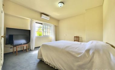 CASA VENTA ACASSUSO 9 AMBIENTES JARDIN PISCINA COCHERA