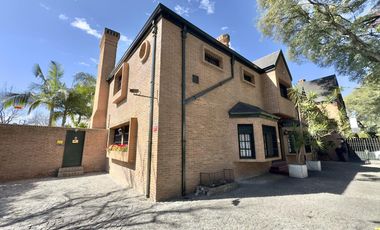 CASA VENTA ACASSUSO 9 AMBIENTES JARDIN PISCINA COCHERA