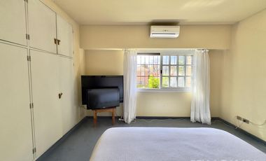 CASA VENTA ACASSUSO 9 AMBIENTES JARDIN PISCINA COCHERA