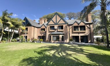 CASA VENTA ACASSUSO 9 AMBIENTES JARDIN PISCINA COCHERA