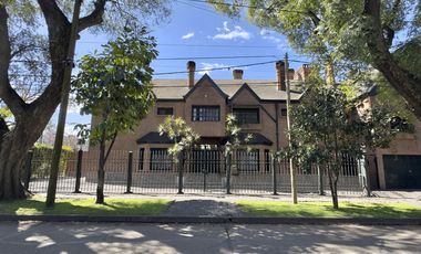 CASA VENTA ACASSUSO 9 AMBIENTES JARDIN PISCINA COCHERA