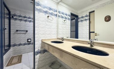 CASA VENTA ACASSUSO 9 AMBIENTES JARDIN PISCINA COCHERA