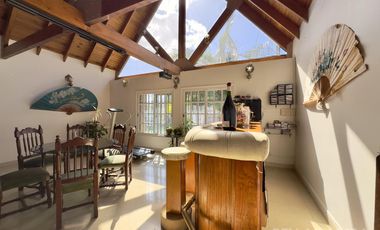 CASA VENTA ACASSUSO 9 AMBIENTES JARDIN PISCINA COCHERA