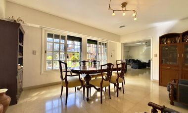 CASA VENTA ACASSUSO 9 AMBIENTES JARDIN PISCINA COCHERA